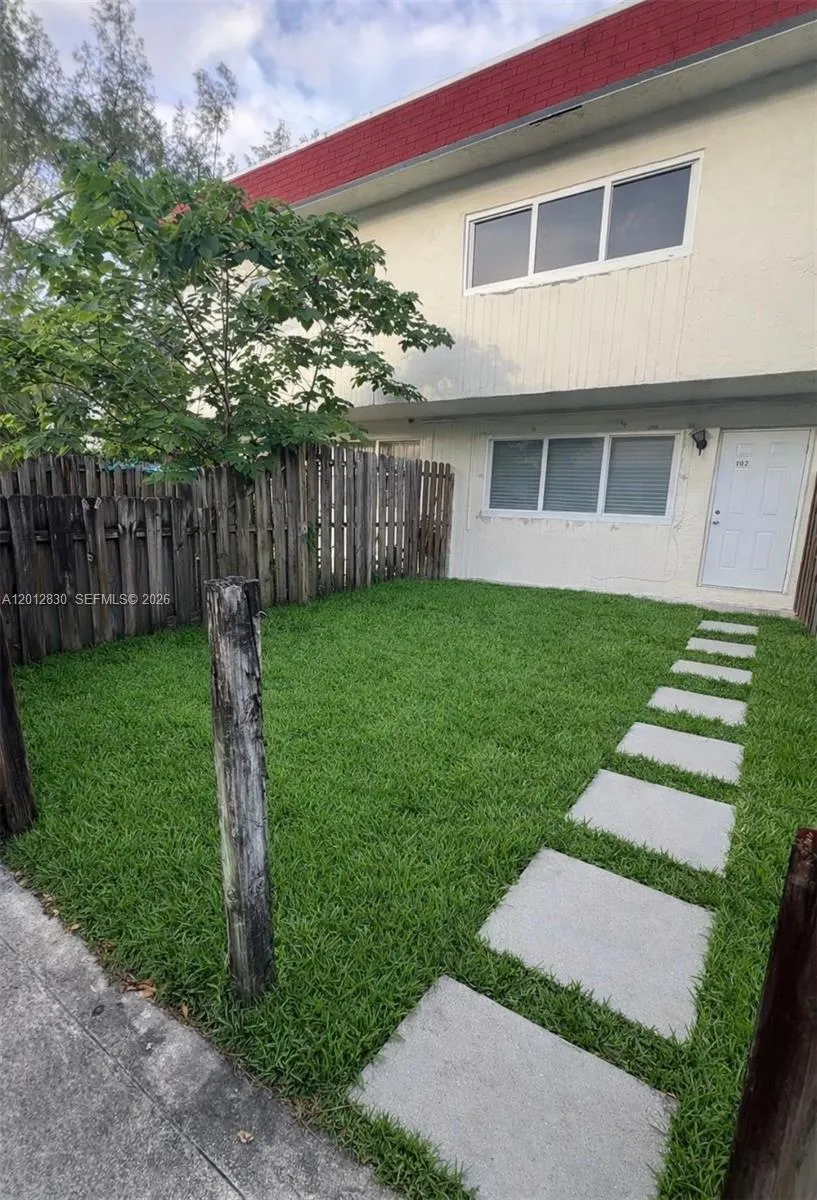 Foto de propiedad en 1560 NE 151st Street 102, Miami, FL 33162 Miami con MLS# 