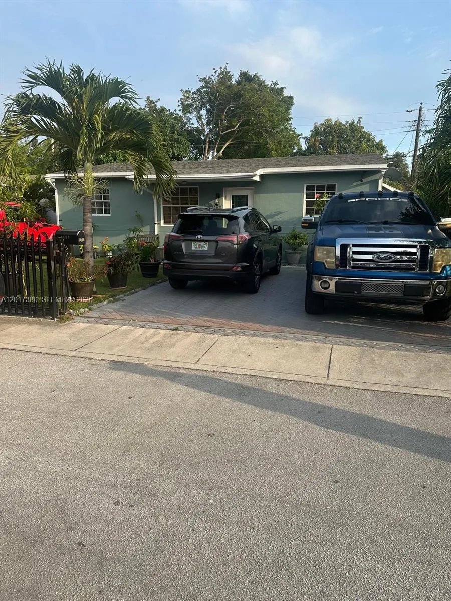 Foto de propiedad en 1560 NE 154th Street, North Miami Beach, FL 33162 North Miami Beach con MLS# 
