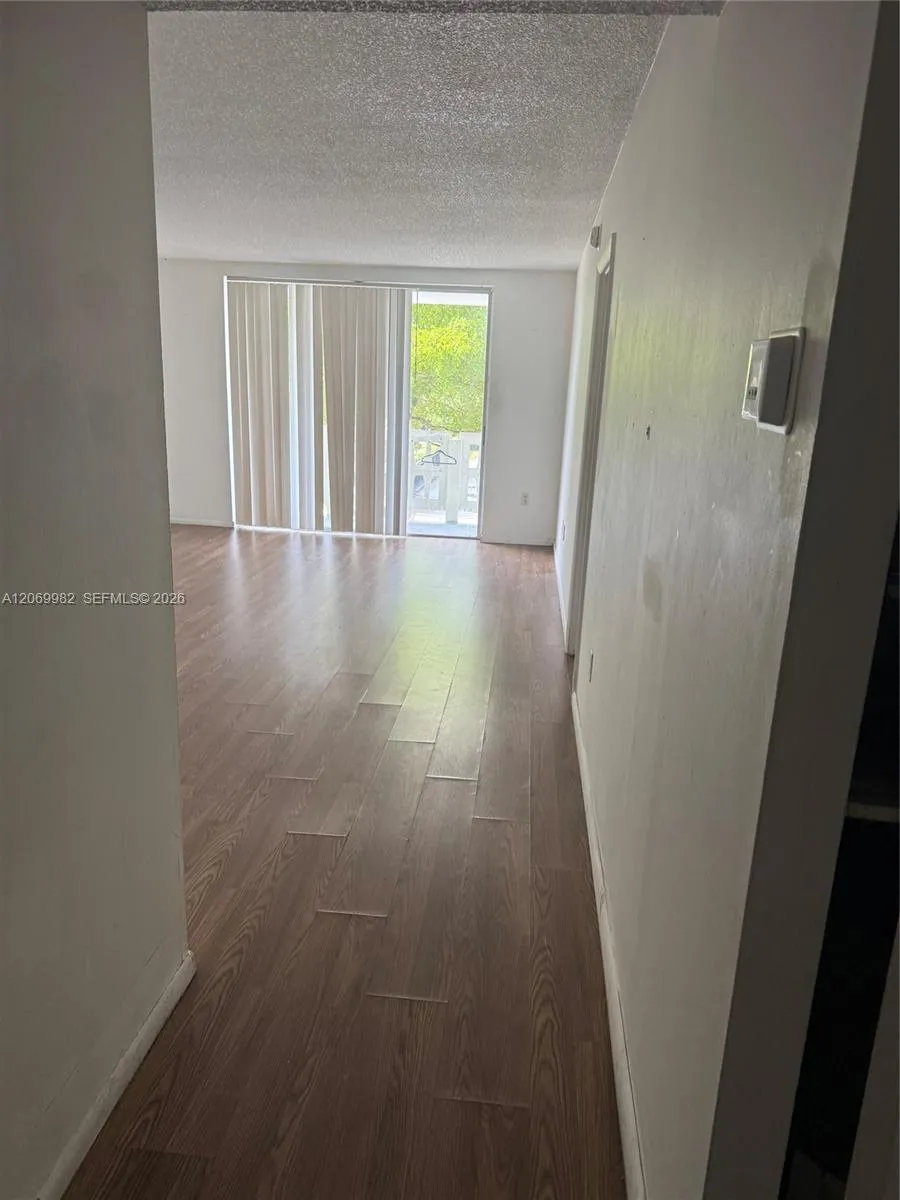 Foto de propiedad en 15600 NW 7th Avenue 301-1, Miami, FL 33169 Miami con MLS# 