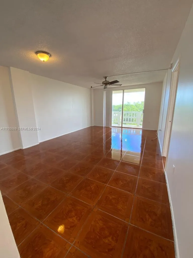 Foto de propiedad en 15600 NW 7th Avenue 520, Miami, FL 33169 Miami con MLS# 