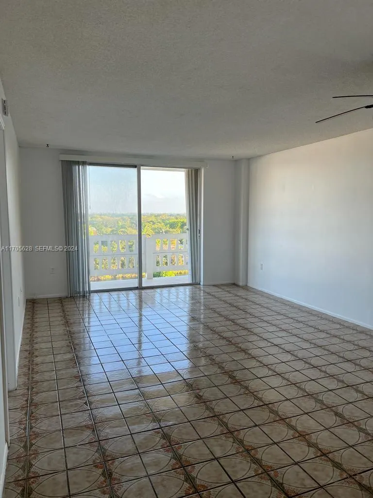 Foto de propiedad en 15600 NW 7th Avenue 821, Miami, FL 33169 Miami con MLS# 