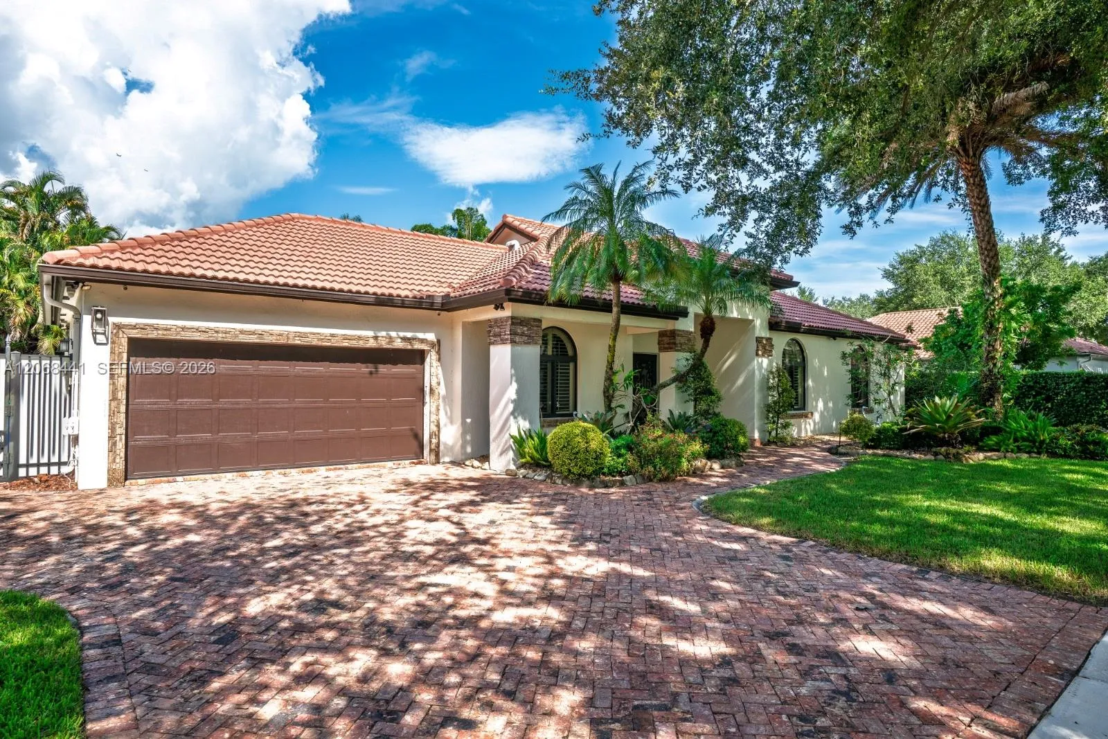 Foto de propiedad en 15600 NW 82nd Court, Miami Lakes, FL 33016 Miami Lakes con MLS# 