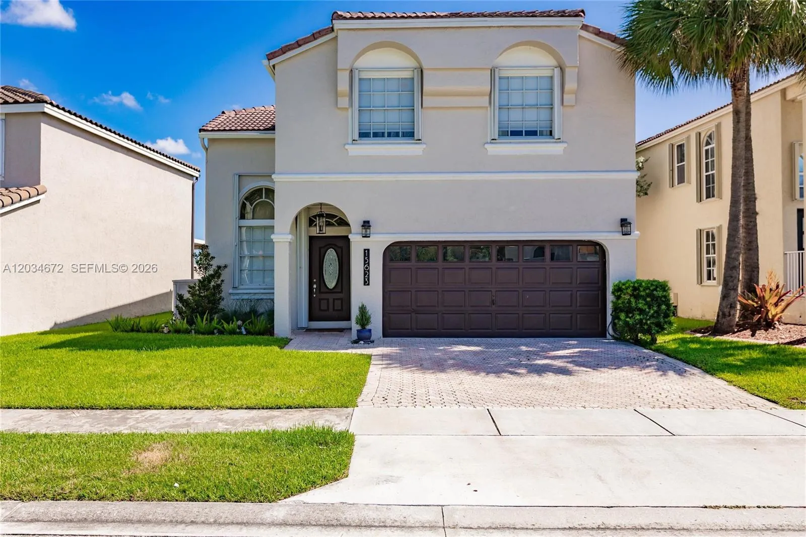 Foto de propiedad en 15623 NW 5th Street, Pembroke Pines, FL 33028 Pembroke Pines con MLS# 