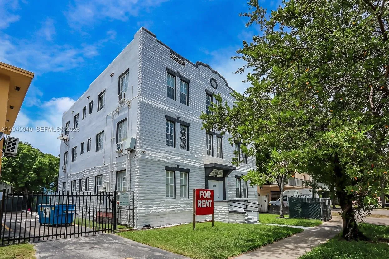 En Venta 1563 SW 2nd Street, Miami, FL 33135, Miami, FL 33135