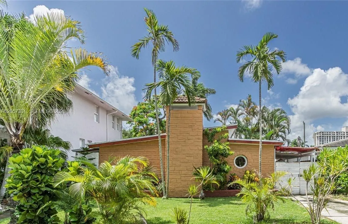 Foto de propiedad en 1566 NE 110th Street, Miami, FL 33161 Miami con MLS# 
