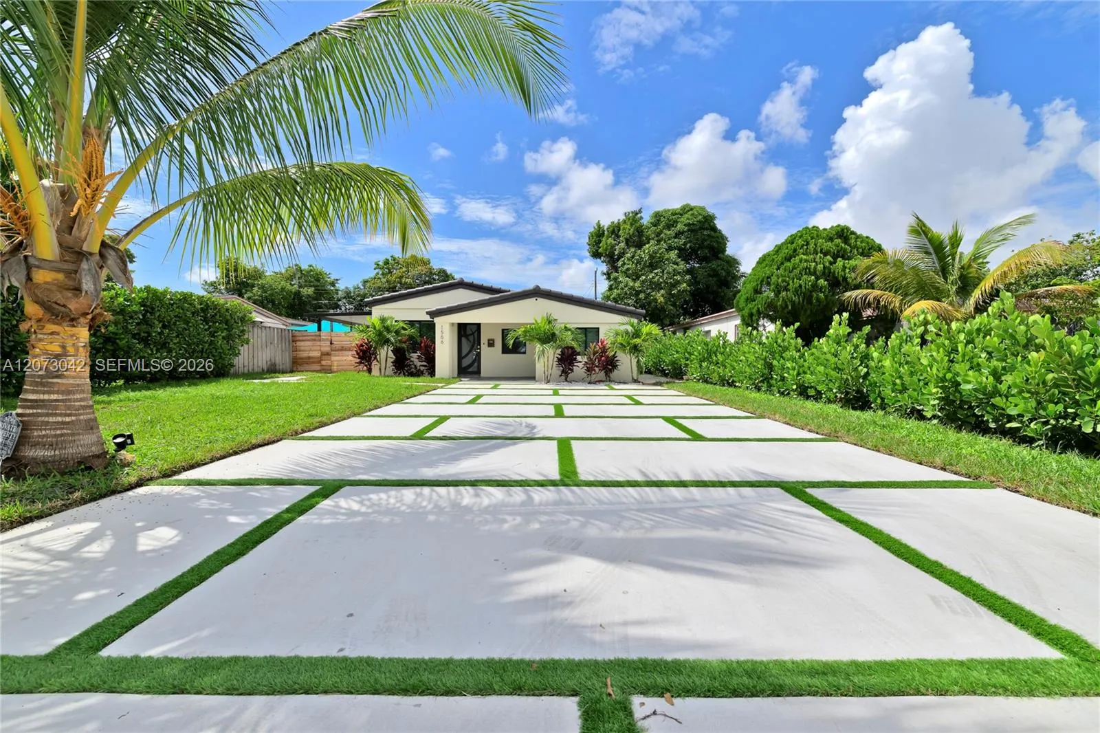 Foto de propiedad en 1566 NE 174th Street, North Miami Beach, FL 33162 North Miami Beach con MLS# 