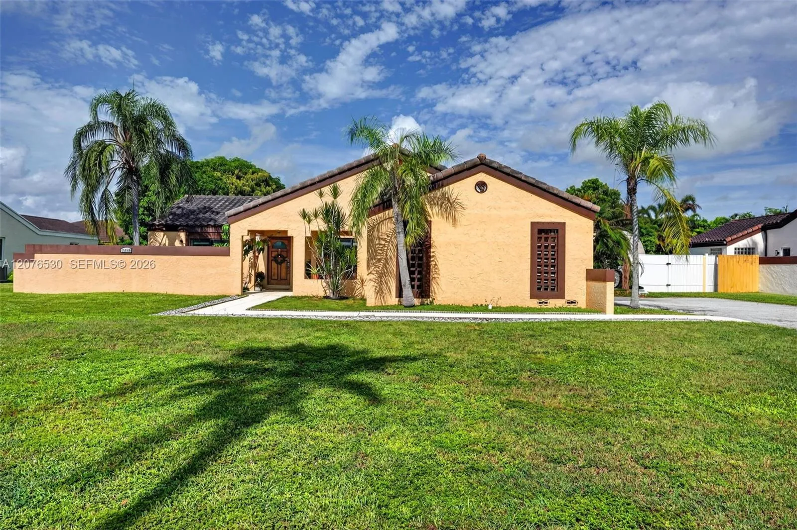 Foto de propiedad en 15660 SW 152nd Place, Miami, FL 33187 Miami con MLS# 