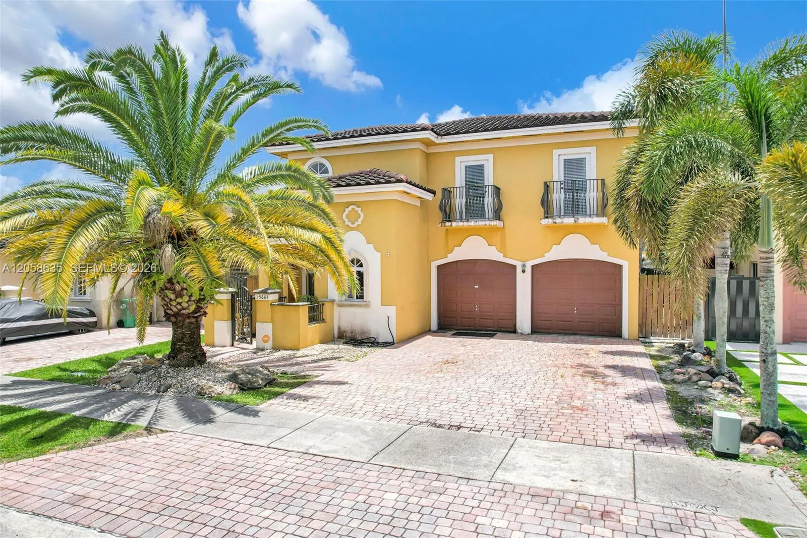 Foto de propiedad en 15664 SW 12th Terrace, Miami, FL 33194 Miami con MLS# 