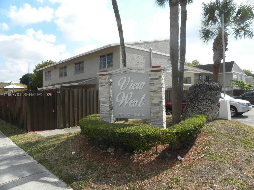 Foto de propiedad en 15690 SW 82nd Cir Lane 9-1, Miami, FL 33193 Miami con MLS# 