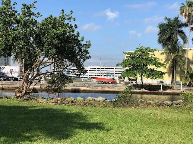 Foto de propiedad en 157 NW 14th Way, Dania Beach, FL 33004 Dania Beach con MLS# 