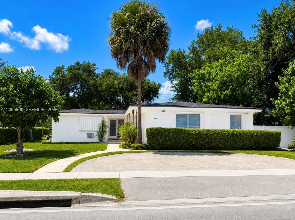 Foto de propiedad en 1570 NE 130th Street, North Miami, FL 33161 North Miami con MLS# 