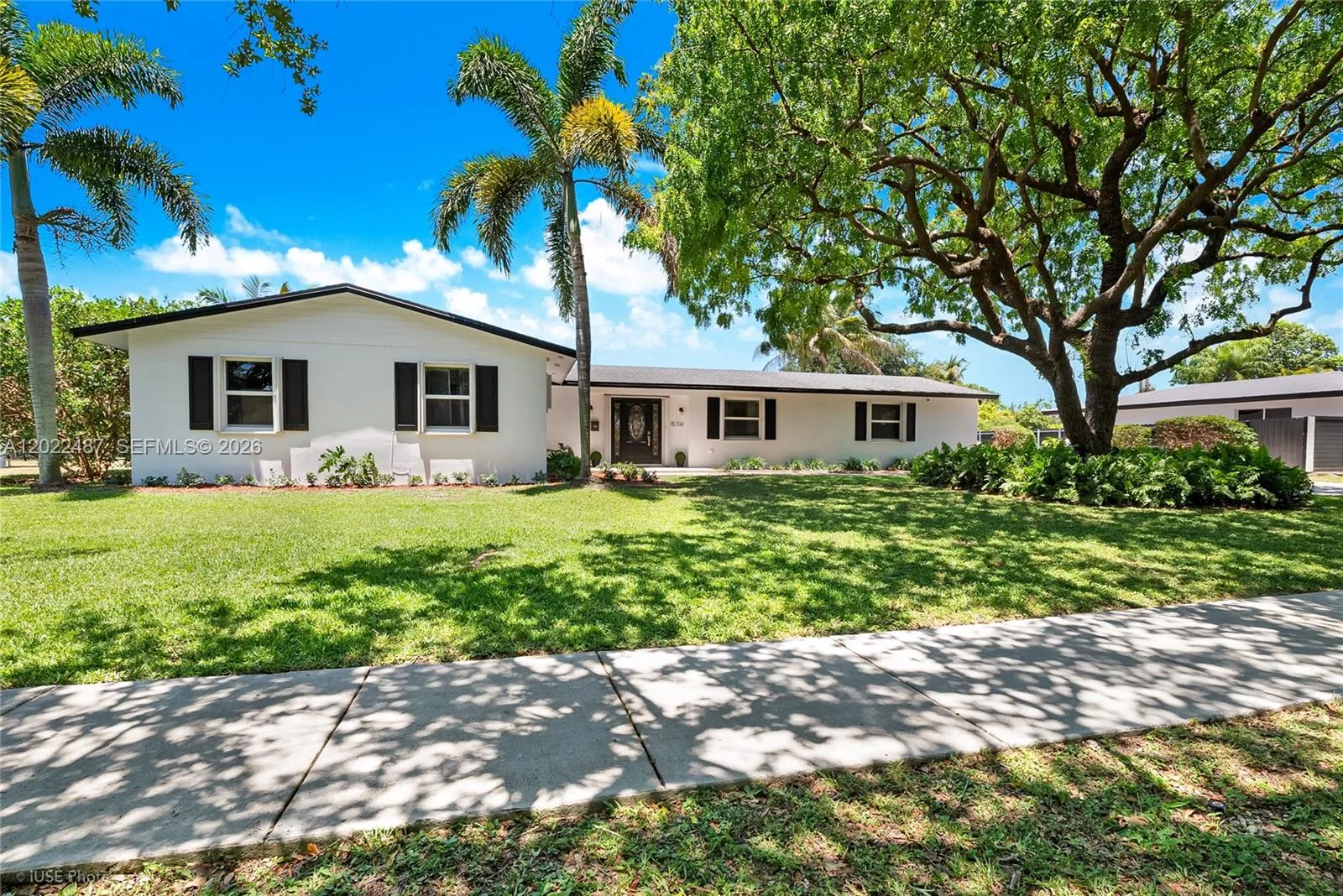 Foto de propiedad en 15700 SW 87th Avenue, Palmetto Bay, FL 33157 Palmetto Bay con MLS# 