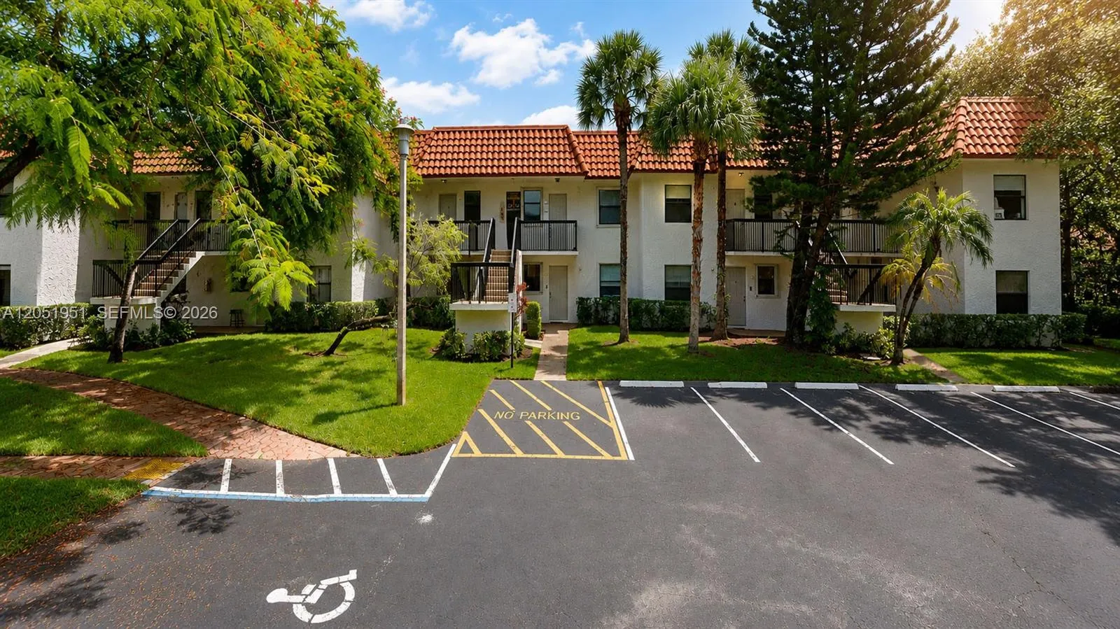 Foto de propiedad en 15701 W Waterside Circle 205, Sunrise, FL 33326 Sunrise con MLS# 