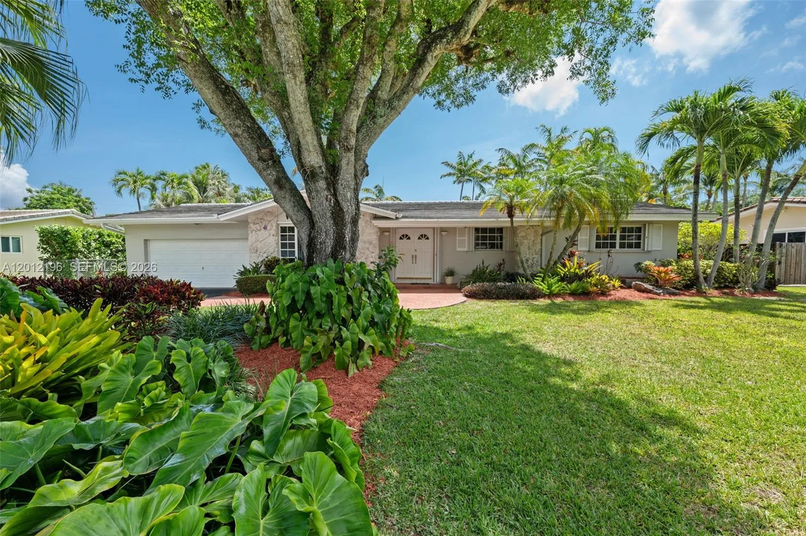 Foto de propiedad en 15705 SW 77th Avenue, Palmetto Bay, FL 33157 Palmetto Bay con MLS# 