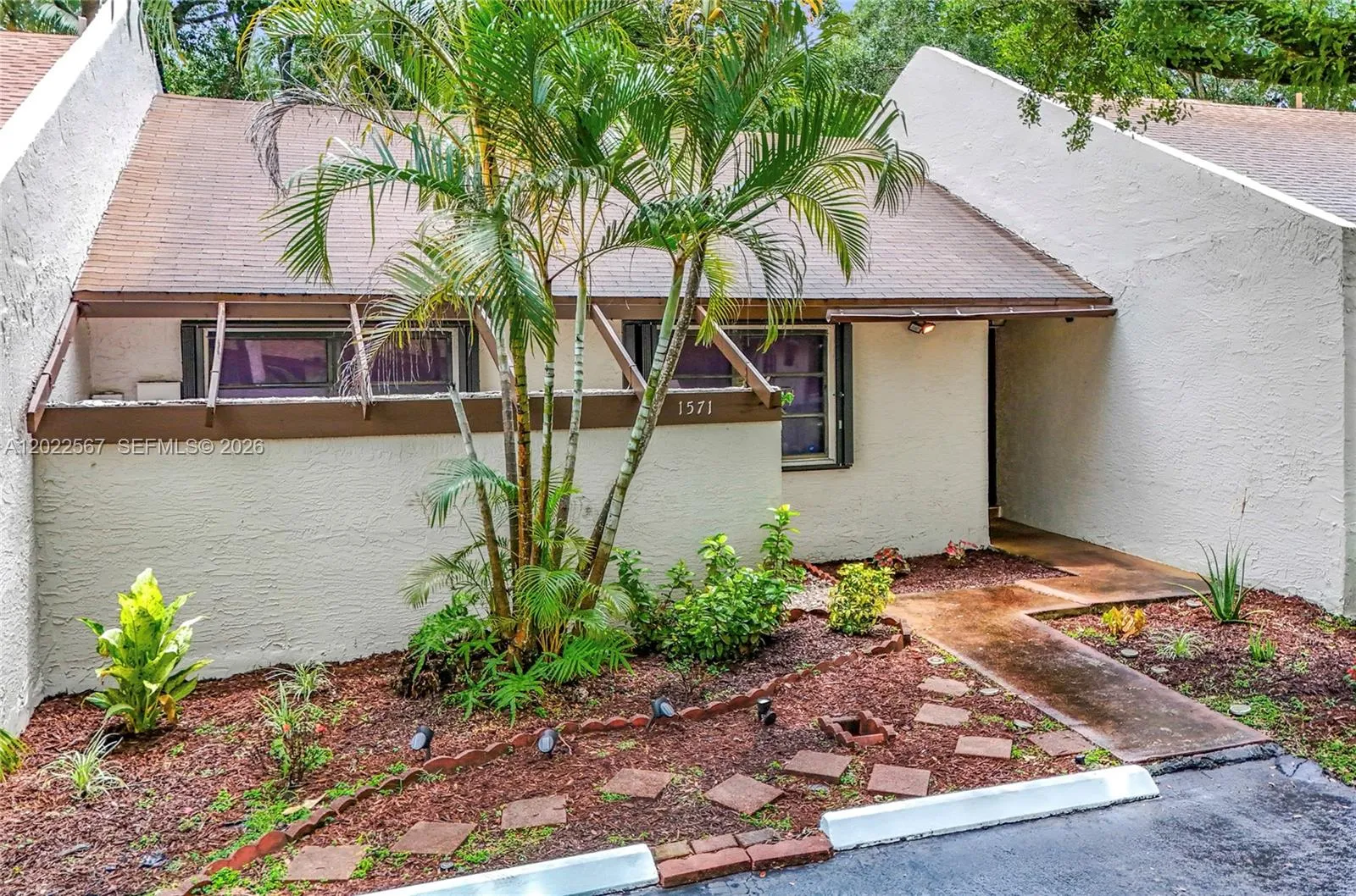 Foto de propiedad en 1571 NW 96th Way, Pembroke Pines, FL 33024 Pembroke Pines con MLS# 