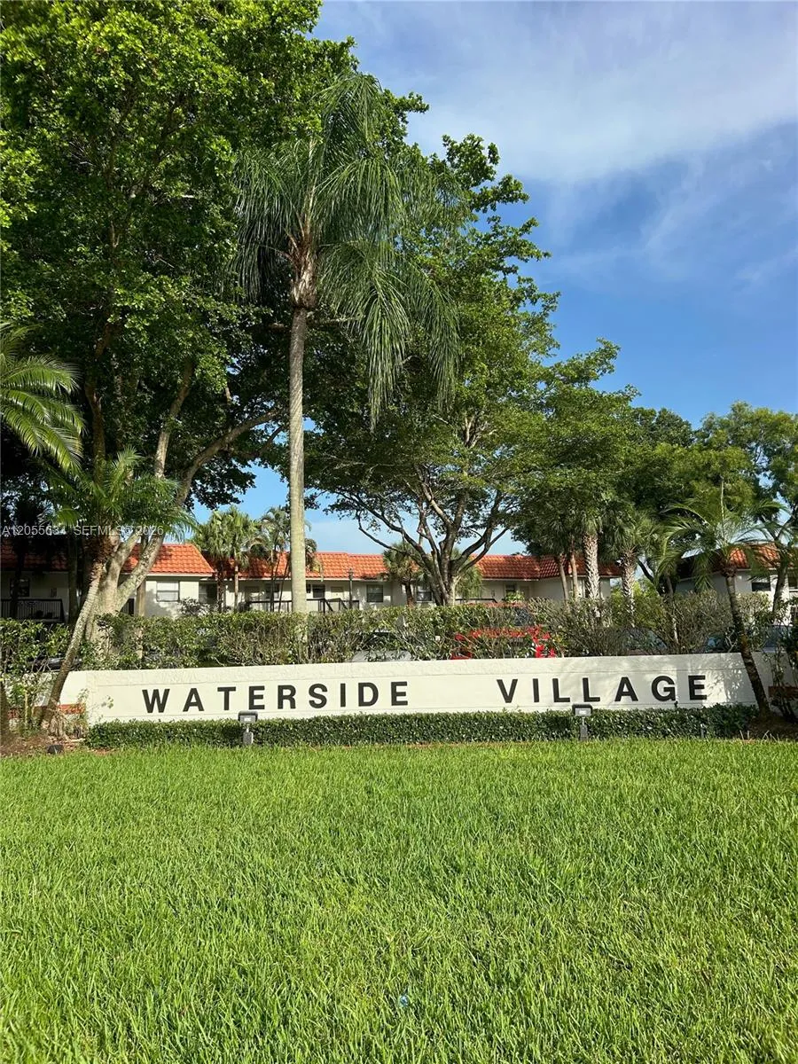 Foto de propiedad en 15710 E Waterside Circle 203, Sunrise, FL 33326 Sunrise con MLS# 