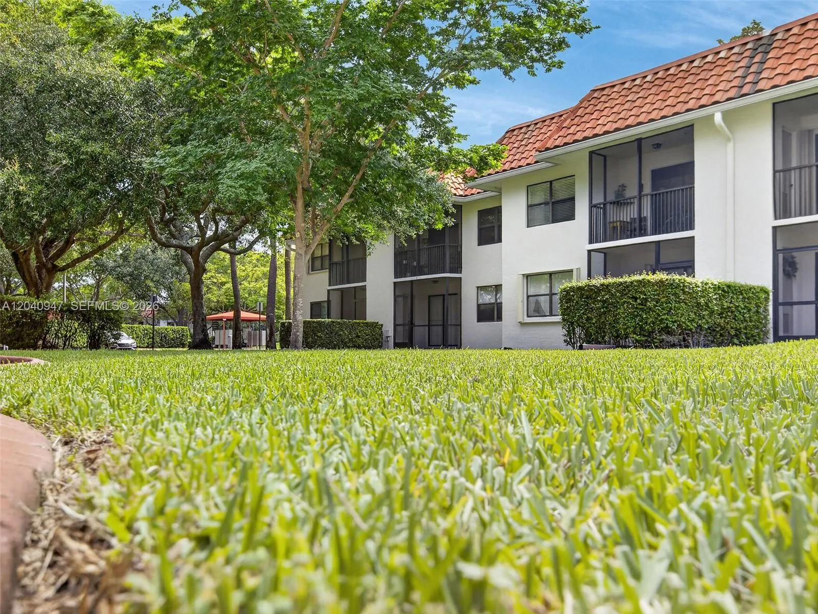 Foto de propiedad en 15718 E Waterside Circle 105, Sunrise, FL 33326 Sunrise con MLS# 