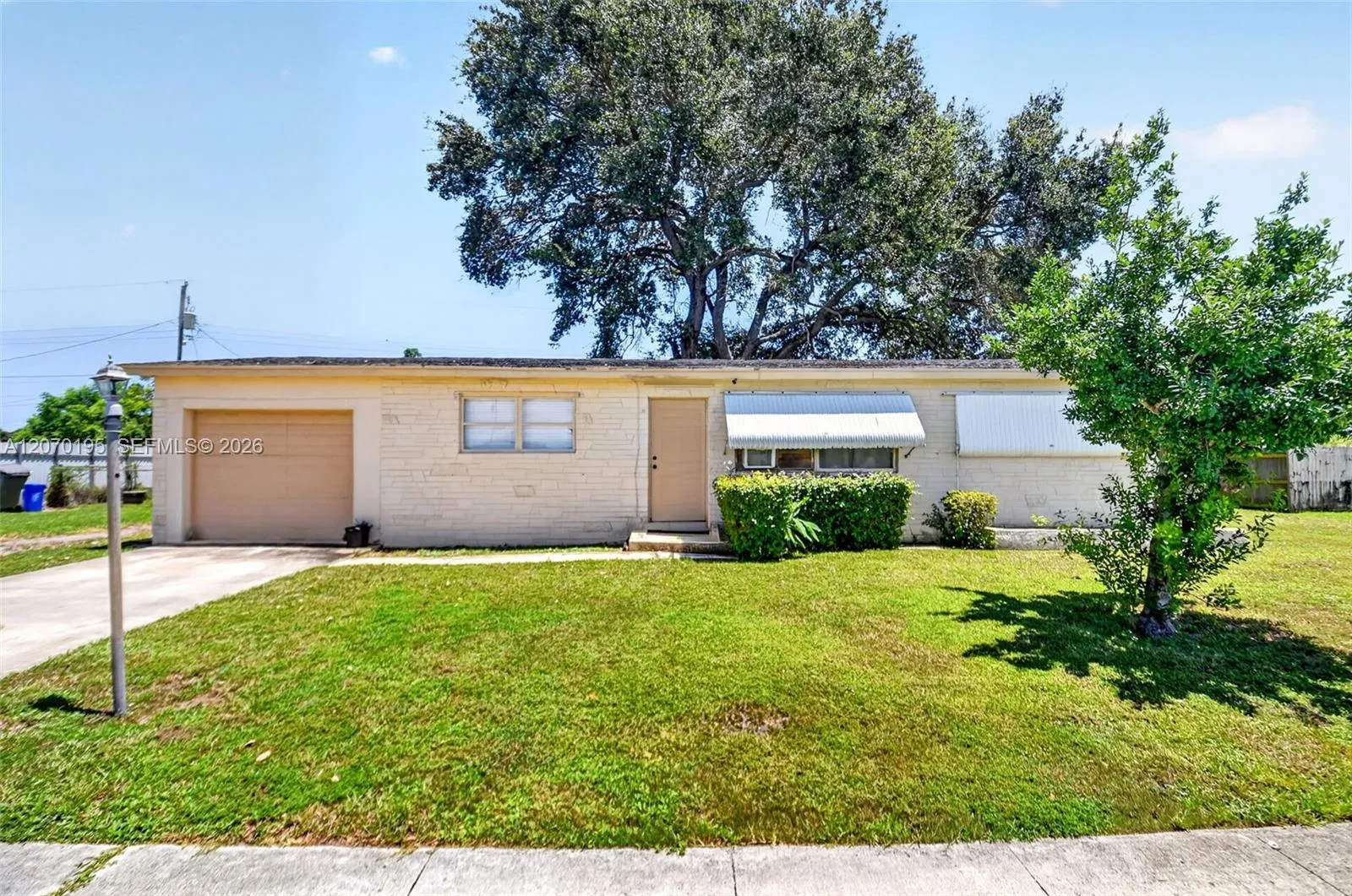 Foto de propiedad en 1572 Woodland Avenue, West Palm Beach, FL 33415 West Palm Beach con MLS# 