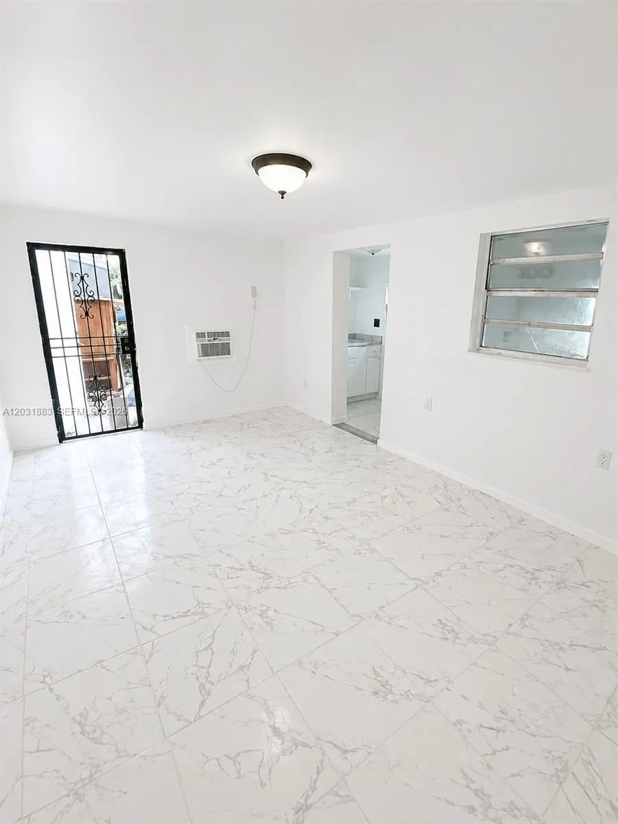 Foto de propiedad en 15720 NW 28th Place, Miami Gardens, FL 33054 Miami Gardens con MLS# 