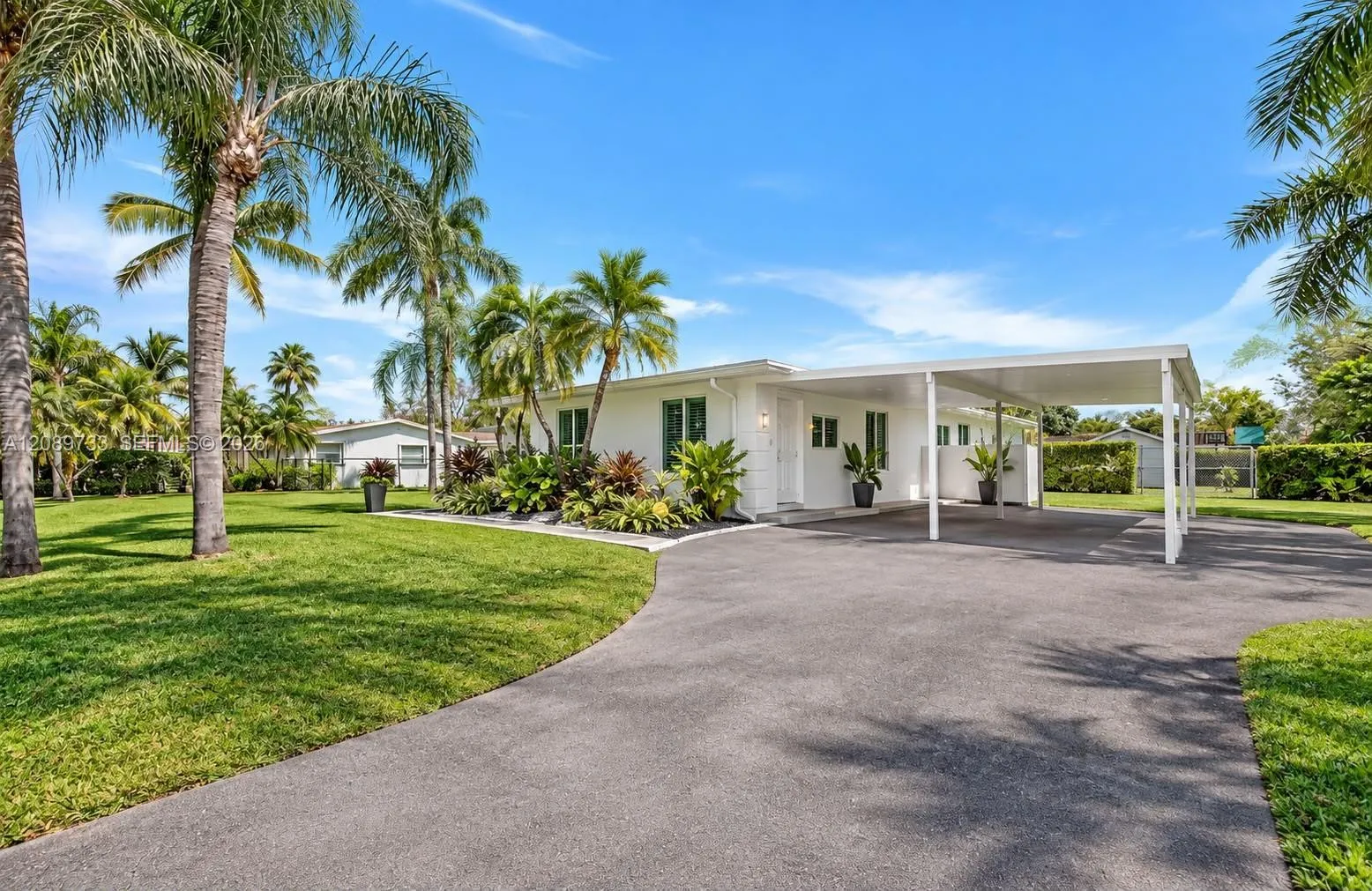 Foto de propiedad en 15725 SW 89th Avenue, Palmetto Bay, FL 33157 Palmetto Bay con MLS# 