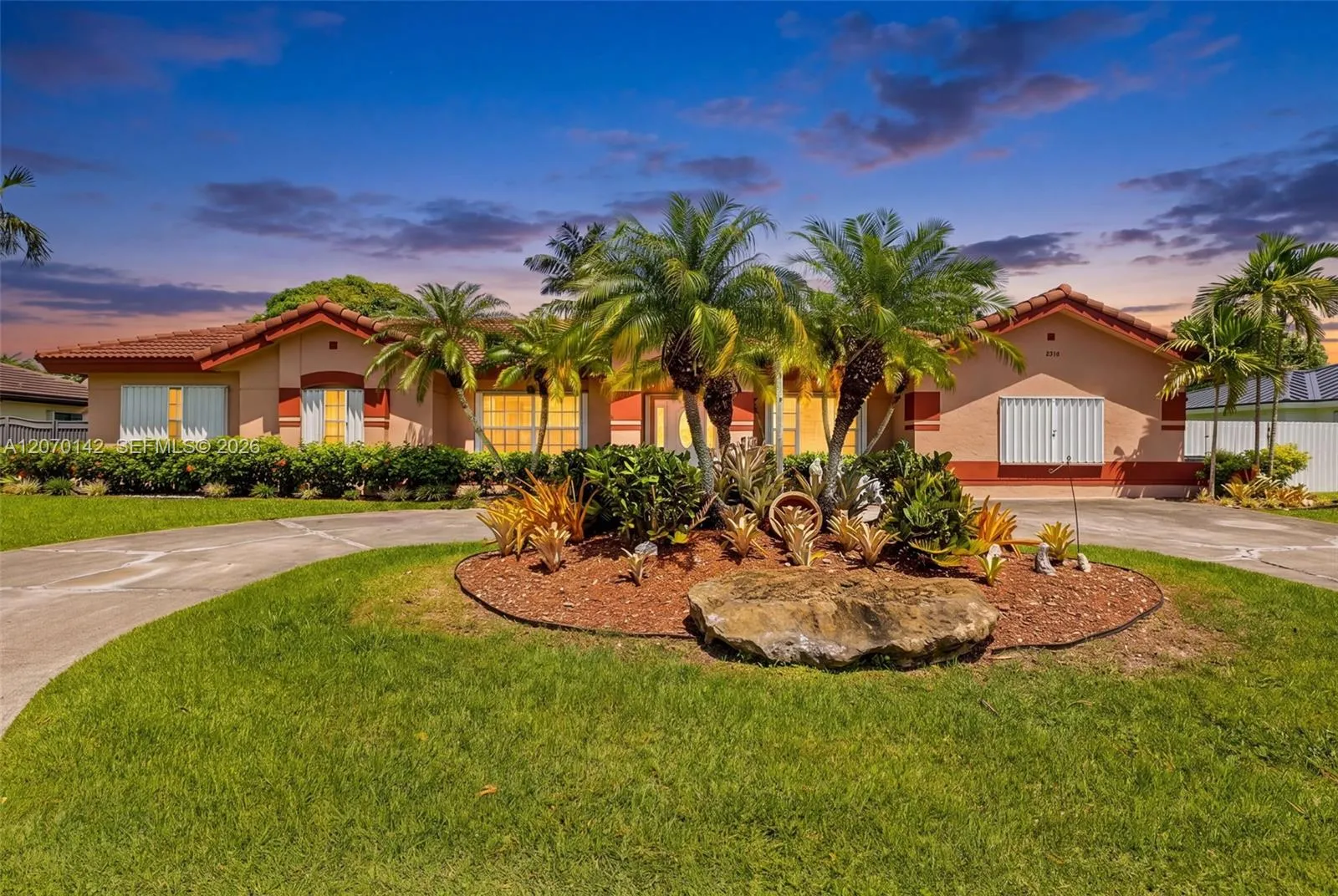 Foto de propiedad en 15735 SW 153rd Avenue, Miami, FL 33187 Miami con MLS# 