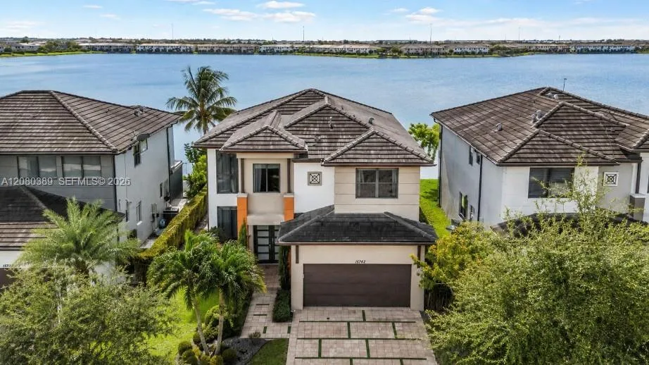 En Venta 15742 NW 88th Avenue, Miami Lakes, FL 33018, Miami Lakes, FL 33018