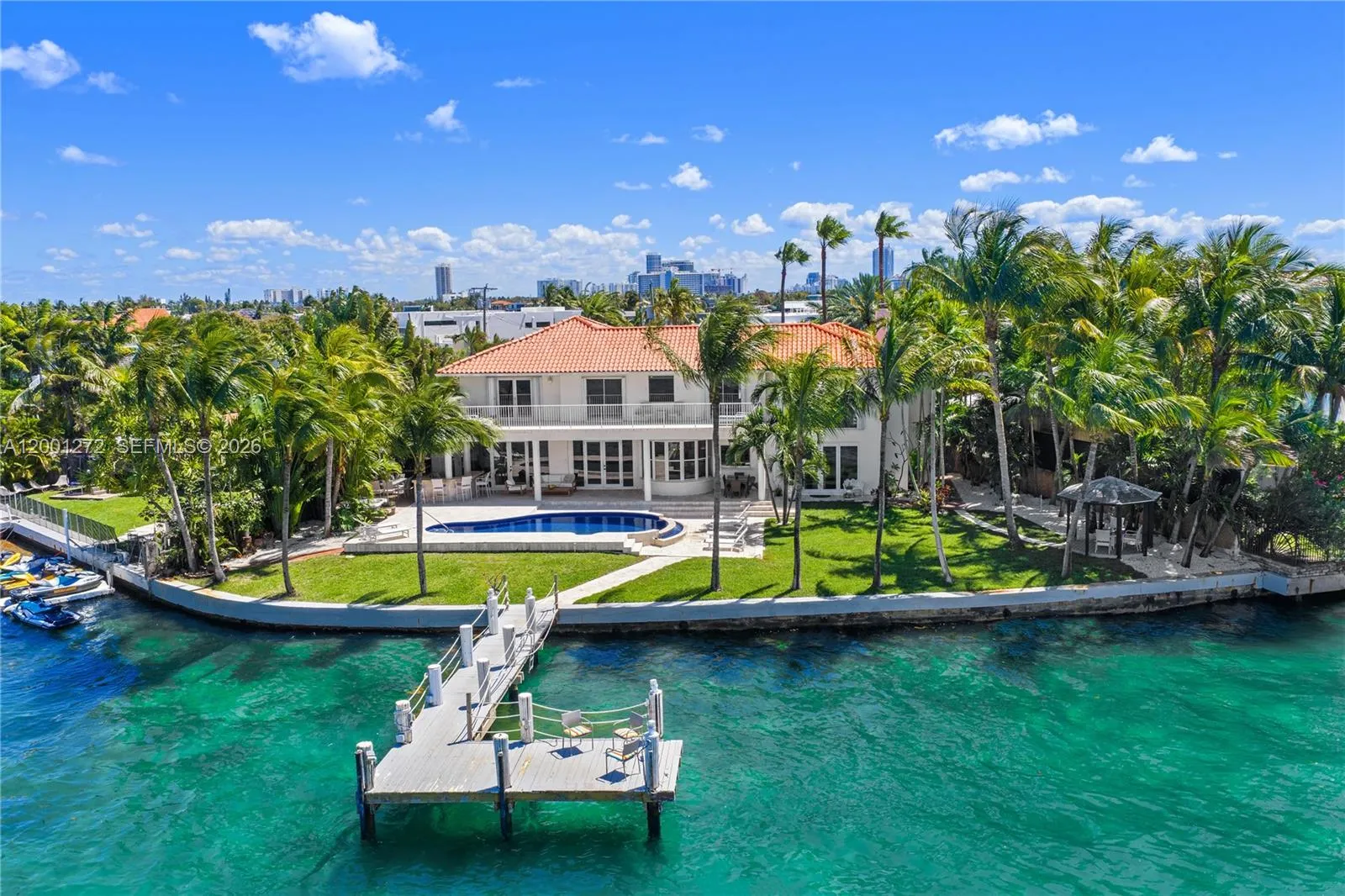 Foto de propiedad en 1575 Stillwater Drive, Miami Beach, FL 33141 Miami Beach con MLS# 