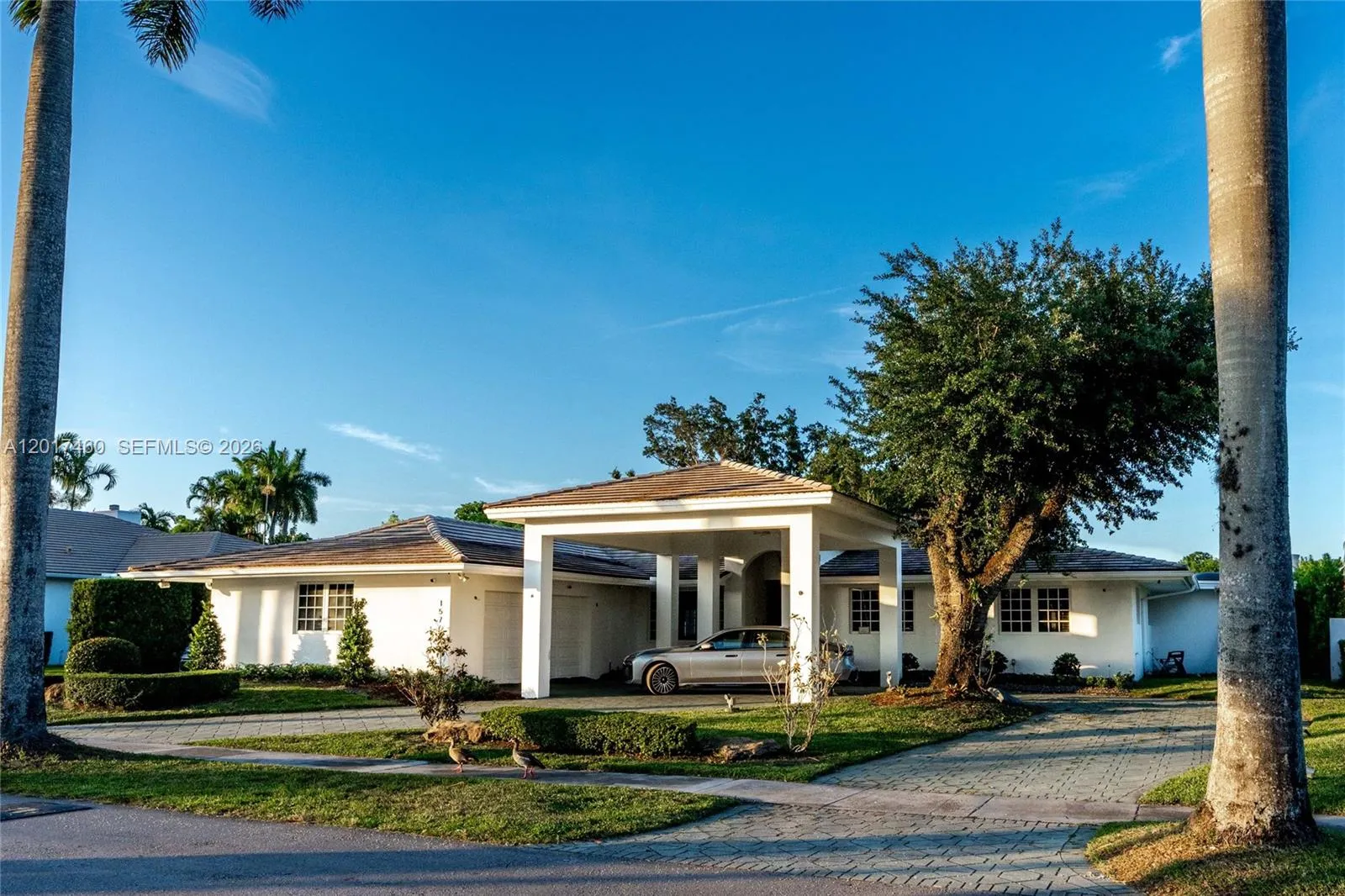 Foto de propiedad en 15761 Turnberry Drive, Miami Lakes, FL 33014 Miami Lakes con MLS# 