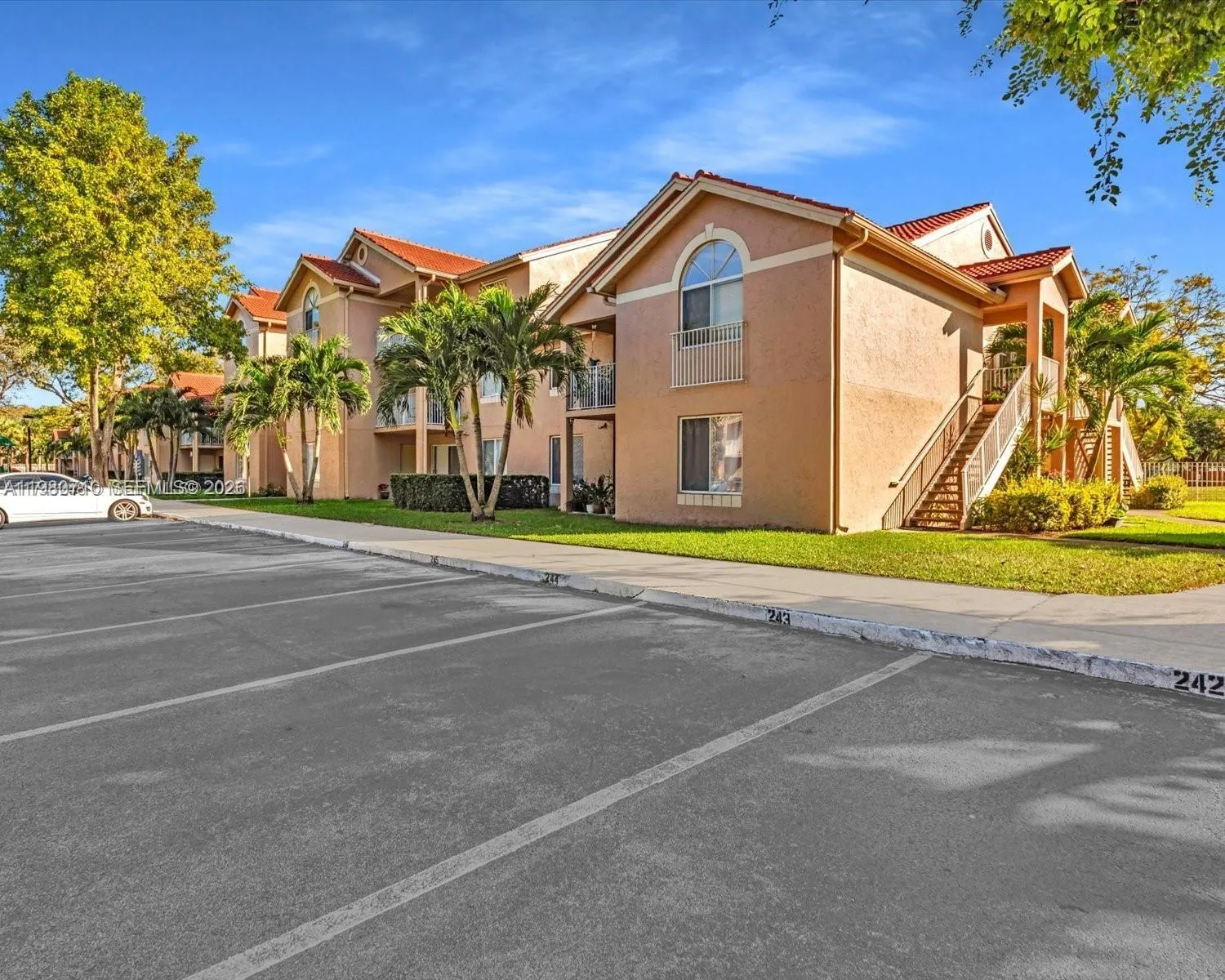 Foto de propiedad en 15770 SW 106th Terrace 303, Miami, FL 33196 Miami con MLS# 