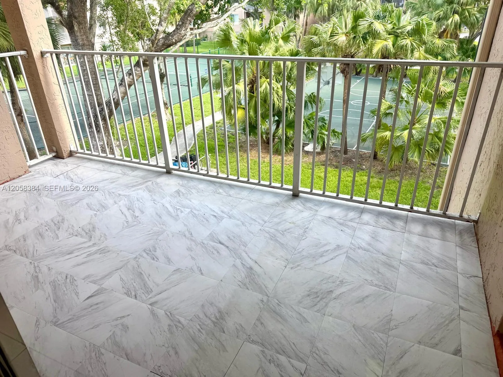 Foto de propiedad en 15771 SW 106th Terrace 302, Miami, FL 33196 Miami con MLS# 