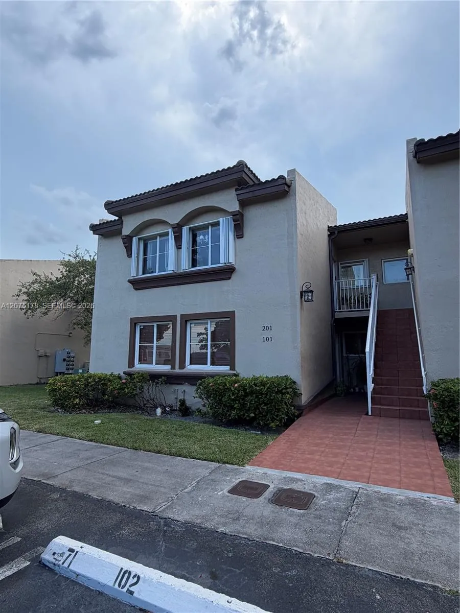 Foto de propiedad en 15771 SW 137th Avenue 201, Miami, FL 33177 Miami con MLS# 