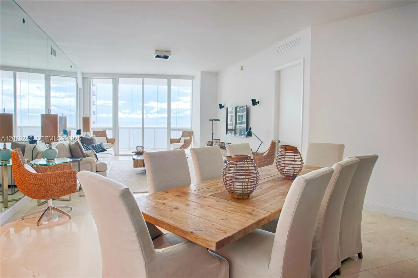 Foto de propiedad en 15811 Collins Avenue 2303, Sunny Isles Beach, FL 33160 Sunny Isles Beach con MLS# 