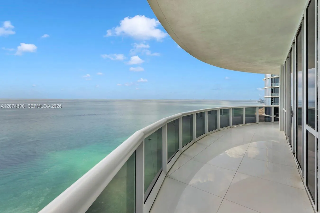 Foto de propiedad en 15811 Collins Avenue 3001, Sunny Isles Beach, FL 33160 Sunny Isles Beach con MLS# 