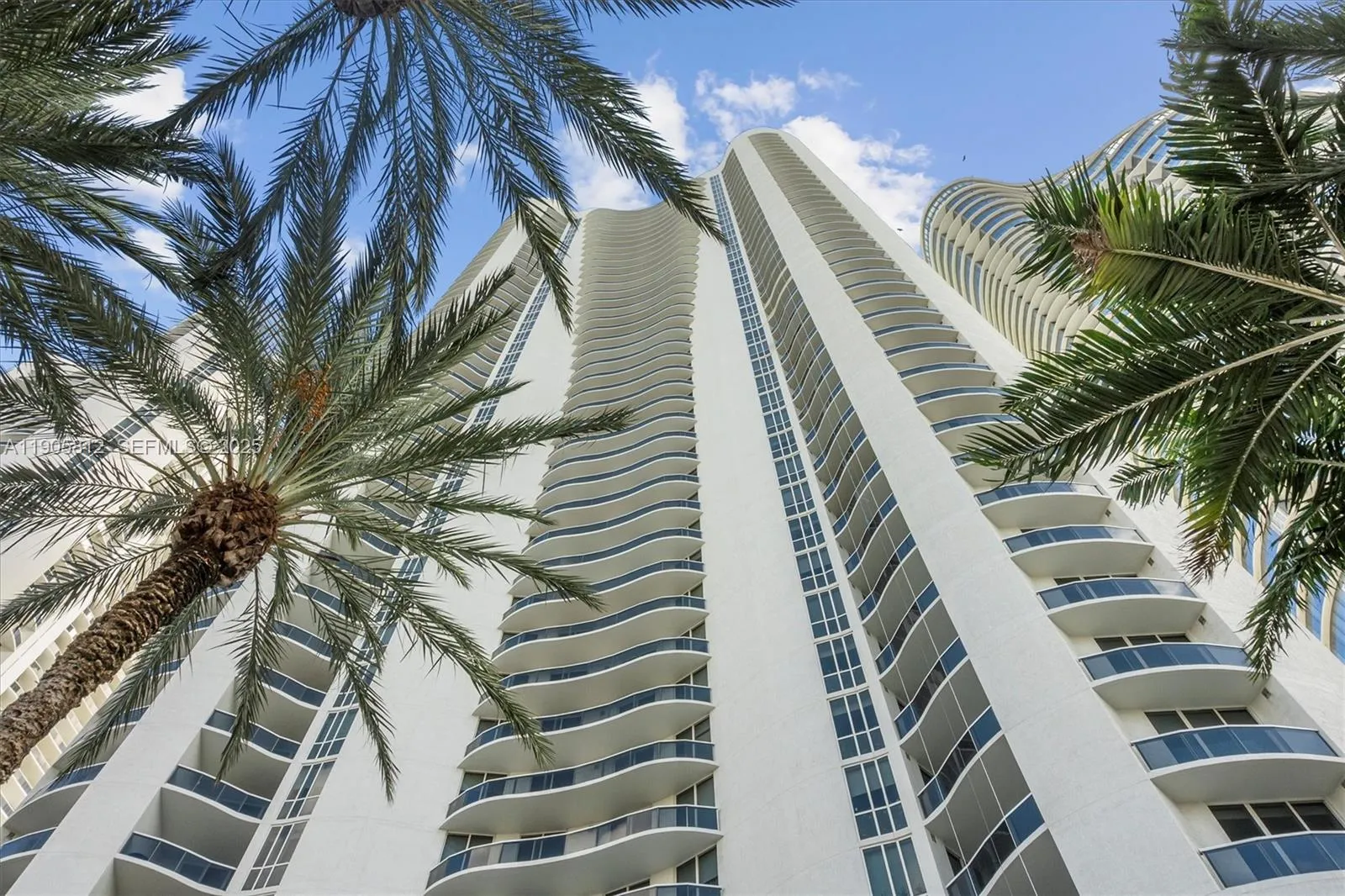 Foto de propiedad en 15811 Collins Avenue 3405, Sunny Isles Beach, FL 33160 Sunny Isles Beach con MLS# 