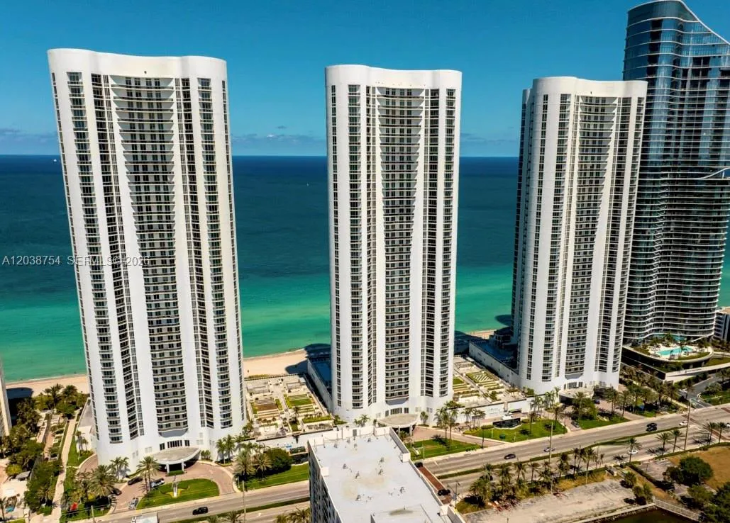 Foto de propiedad en 15811 Collins Avenue 3607, Sunny Isles Beach, FL 33160 Sunny Isles Beach con MLS# 