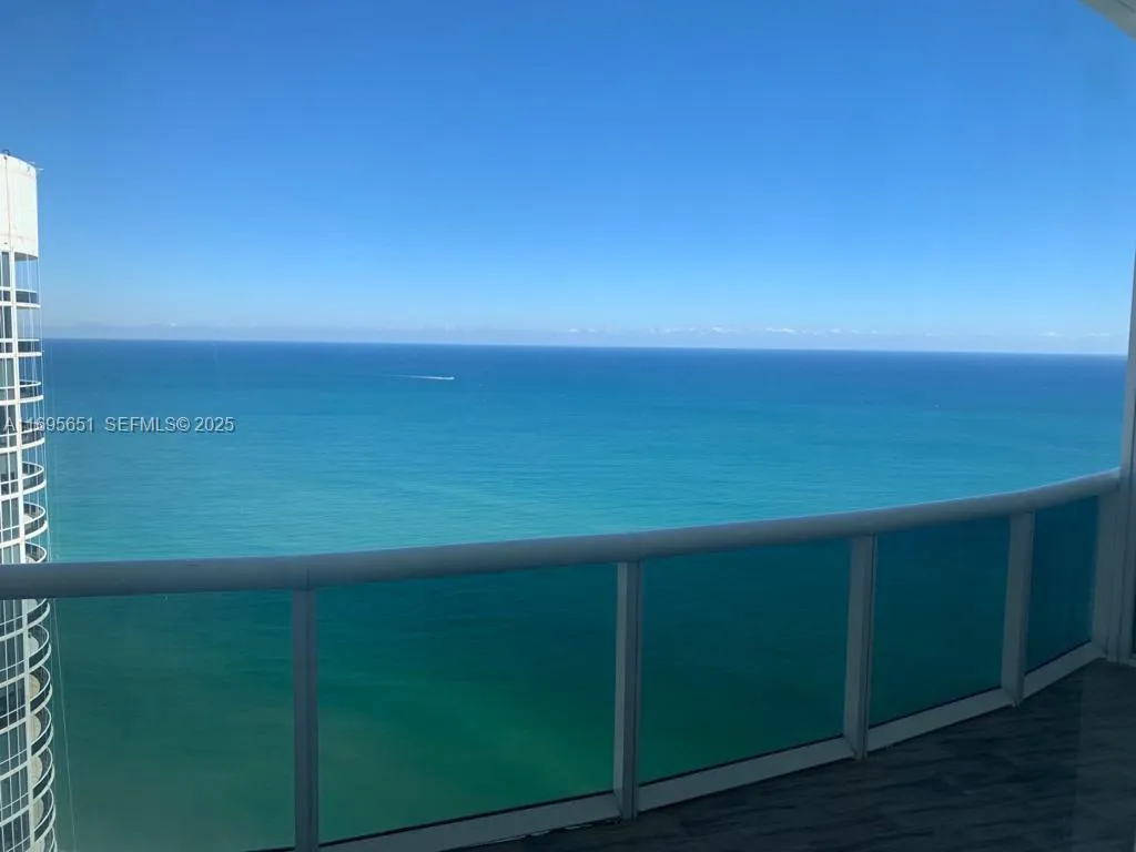 Foto de propiedad en 15811 Collins Avenue 4203, Sunny Isles Beach, FL 33160 Sunny Isles Beach con MLS# 