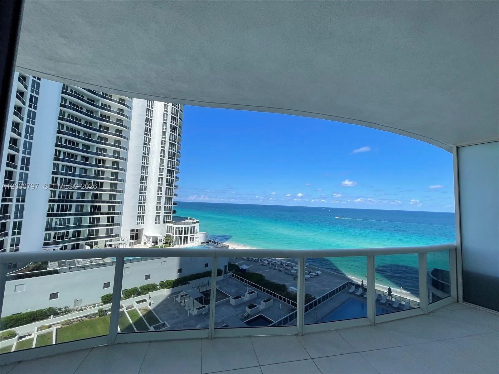 Foto de propiedad en 15811 Collins Avenue 803, Sunny Isles Beach, FL 33160 Sunny Isles Beach con MLS# 