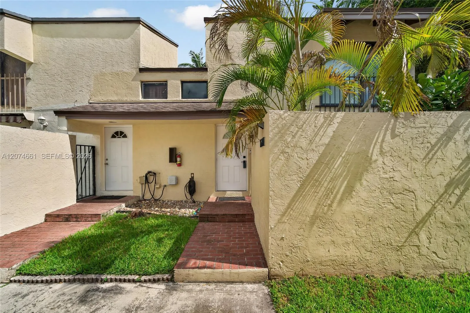 Foto de propiedad en 15811 SW 91st Court B, Palmetto Bay, FL 33157 Palmetto Bay con MLS# 
