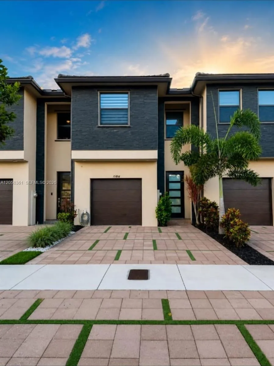 Foto de propiedad en 15816 NW 91st Avenue, Miami Lakes, FL 33018 Miami Lakes con MLS# 