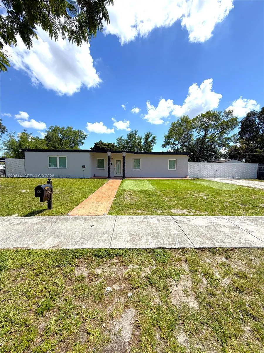 Foto de propiedad en 15825 E Bunche Park Drive, Miami Gardens, FL 33054 Miami Gardens con MLS# 