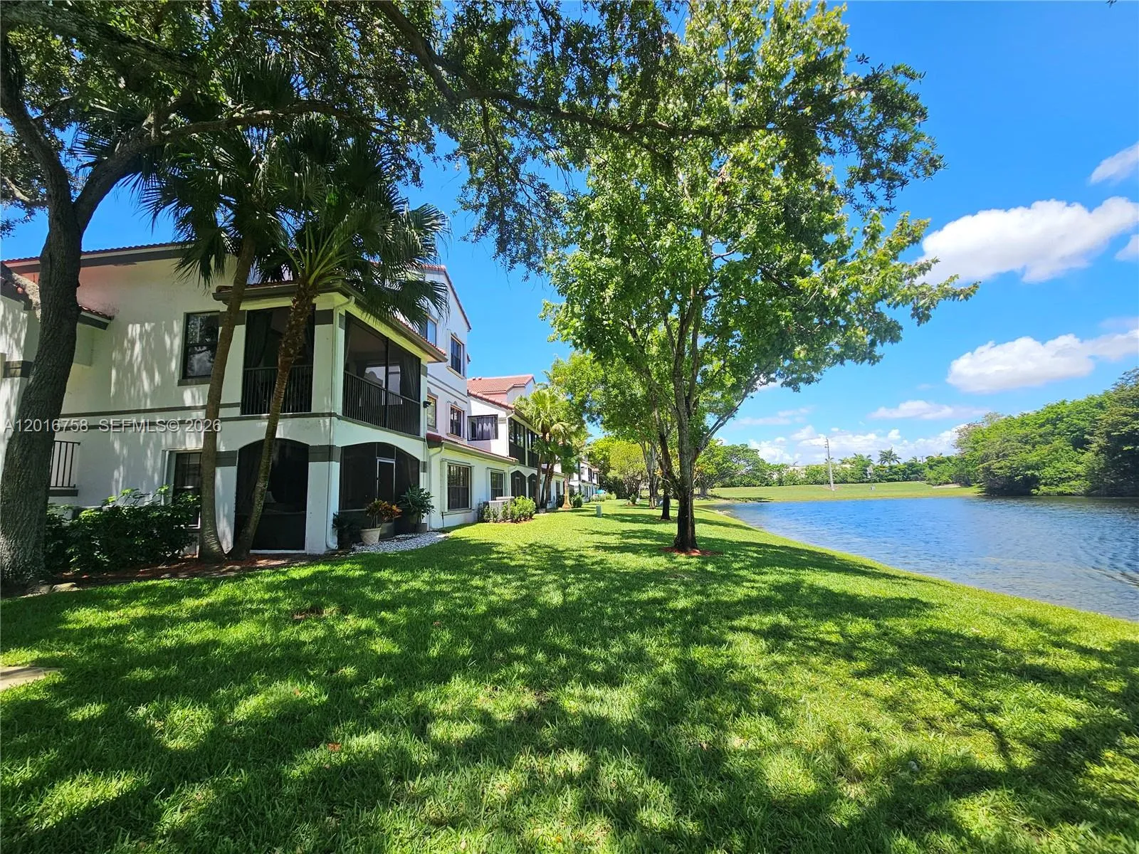 Foto de propiedad en 15825 SW 3rd Court 204, Pembroke Pines, FL 33027 Pembroke Pines con MLS# 
