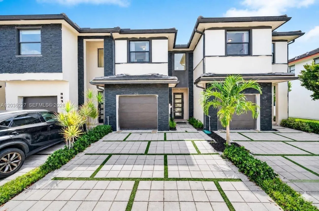 Foto de propiedad en 15841 NW 91st Court, Miami Lakes, FL 33018 Miami Lakes con MLS# 