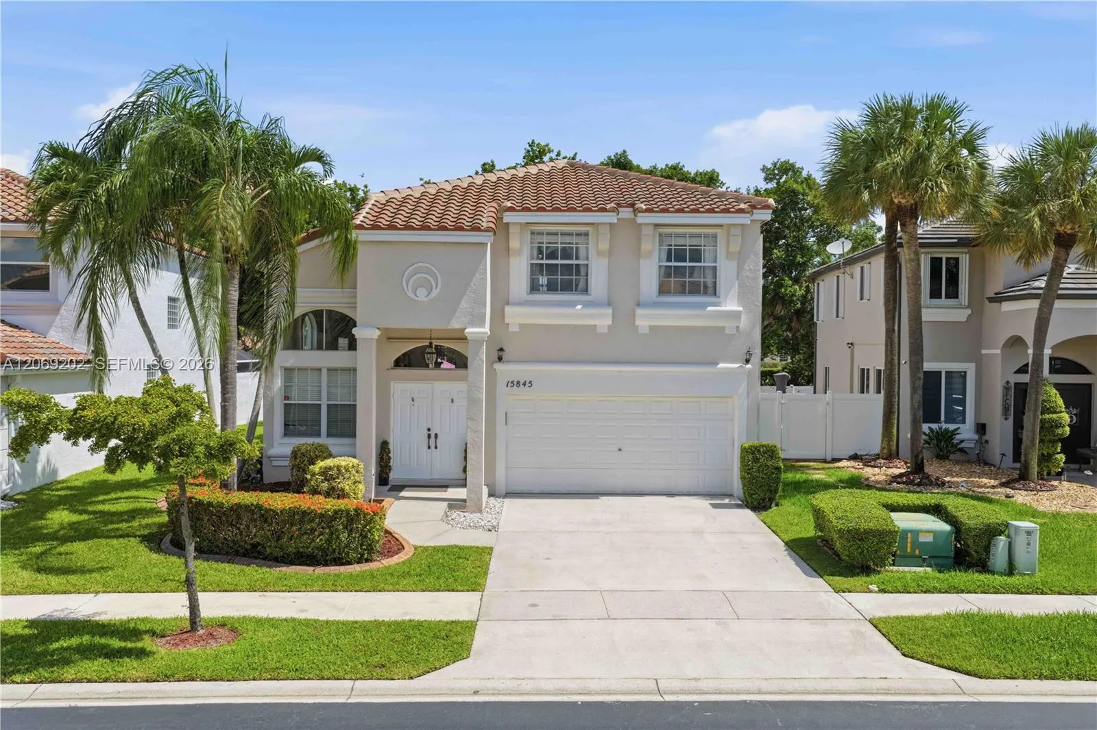 Foto de propiedad en 15845 NW 14th Road, Pembroke Pines, FL 33028 Pembroke Pines con MLS# 