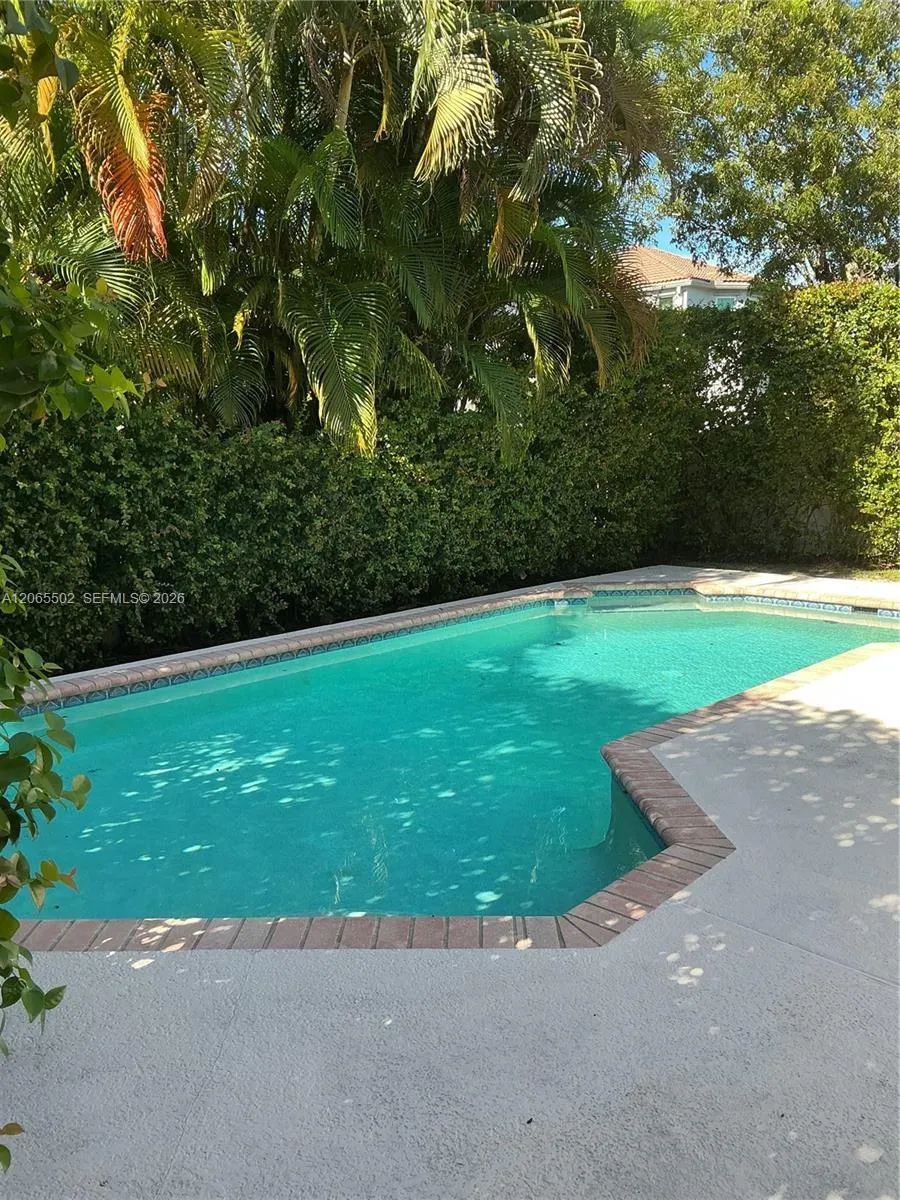Foto de propiedad en 15857 NW 4th Court, Pembroke Pines, FL 33028 Pembroke Pines con MLS# 