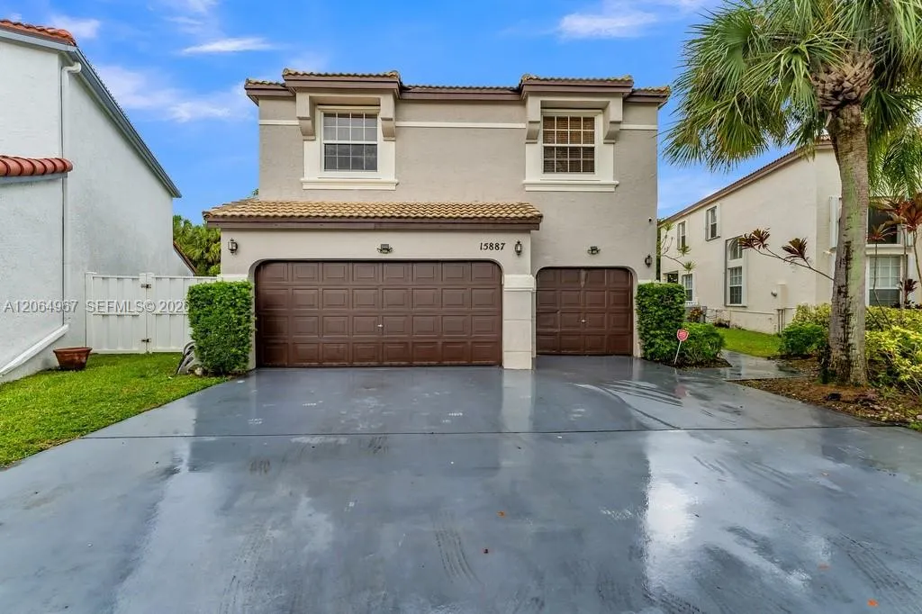 Foto de propiedad en 15887 NW 11th Street, Pembroke Pines, FL 33028 Pembroke Pines con MLS# 