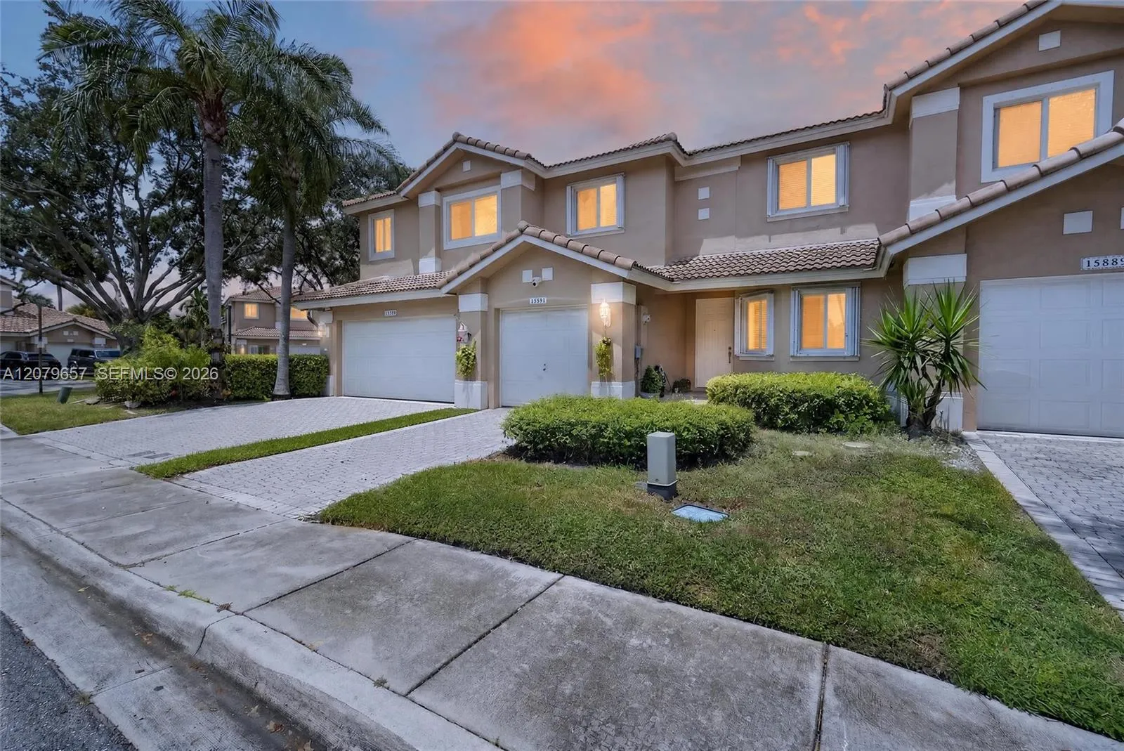 Foto de propiedad en 15891 SW 12th Street, Pembroke Pines, FL 33027 Pembroke Pines con MLS# 