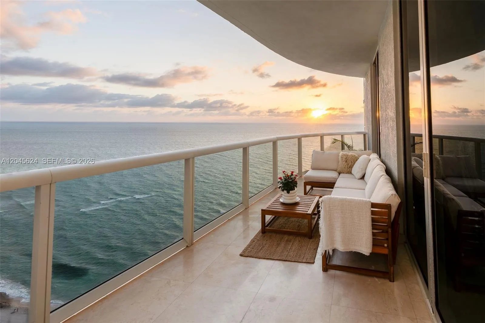 Foto de propiedad en 15901 Collins Avenue 2502, Sunny Isles Beach, FL 33160 Sunny Isles Beach con MLS# 