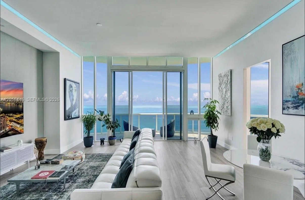 Foto de propiedad en 15901 Collins Avenue 4301, Sunny Isles Beach, FL 33160 Sunny Isles Beach con MLS# 