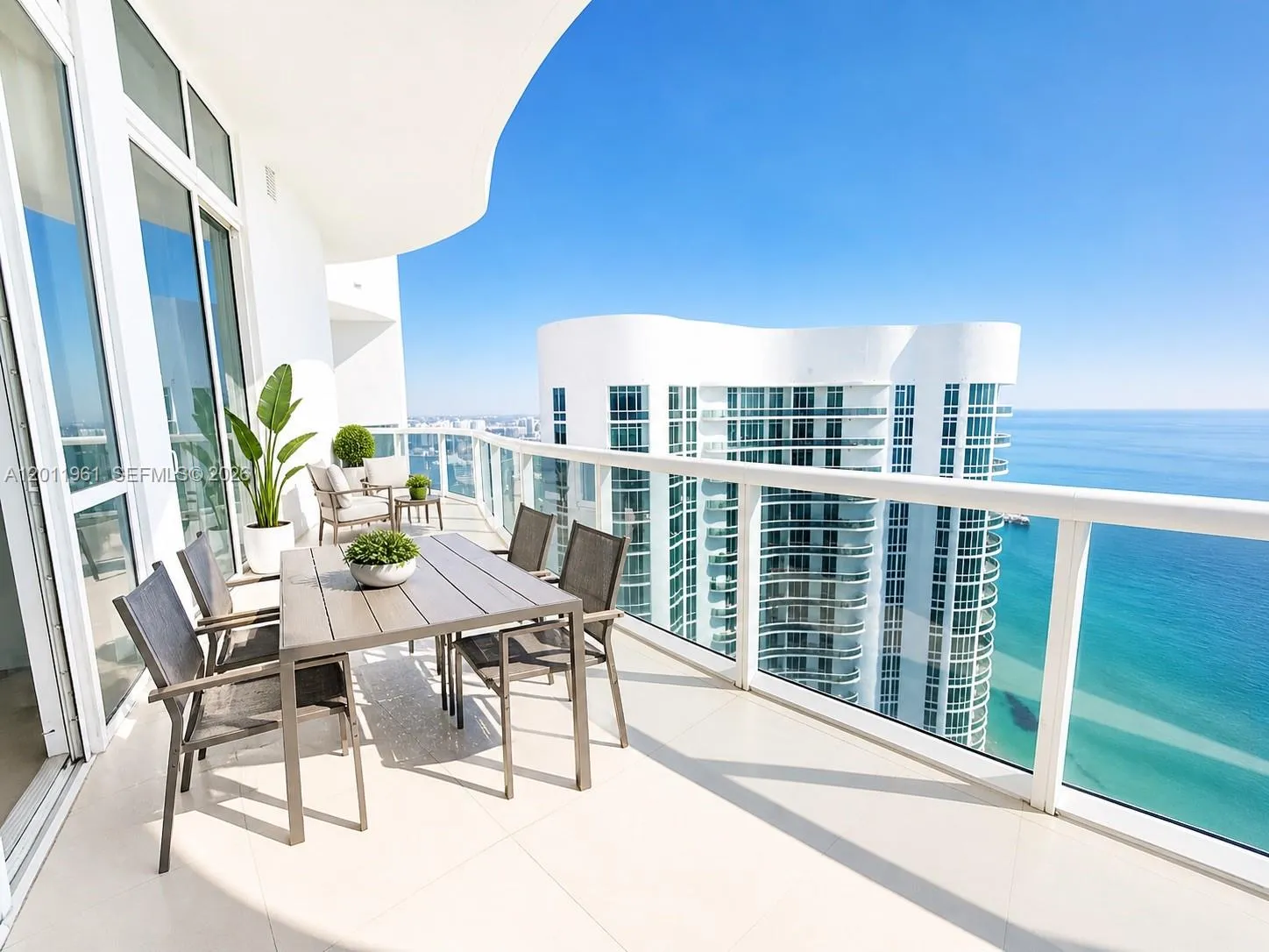 Foto de propiedad en 15901 Collins Avenue 4303, Sunny Isles Beach, FL 33160 Sunny Isles Beach con MLS# 