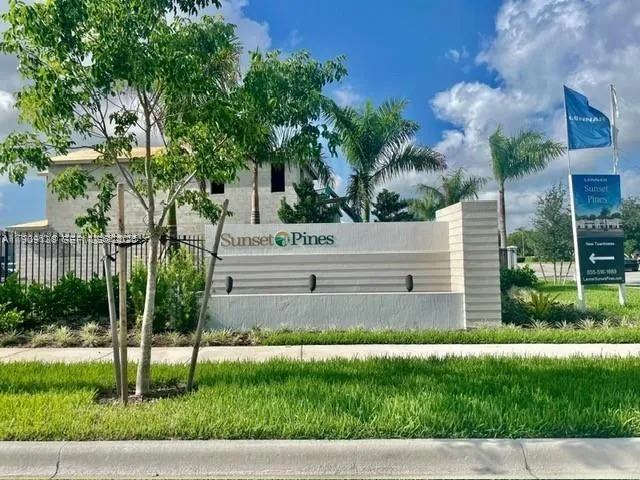 Foto de propiedad en 15929 SW 2nd Place, Pembroke Pines, FL 33027 Pembroke Pines con MLS# 